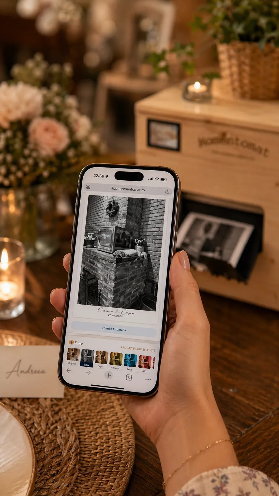 Telefon care arata selectarea unei poze pentru printare pe pagina evenimentului
